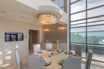 Unique Penthouse With a View to Lake - imagine 13