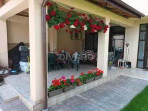 Vanzare proprietate cu doua case si intrari separate curte Giulesti - imagine 16