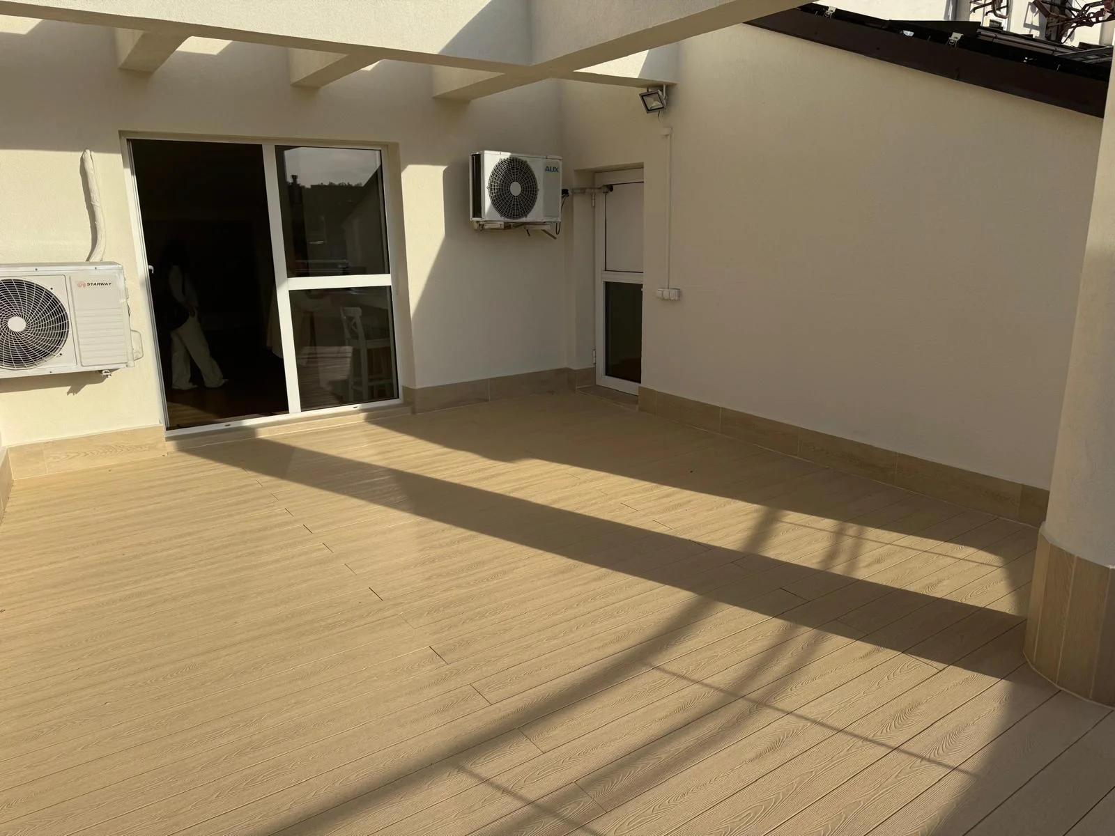 Inchiriere apartament in vila terasa generoasa 30mp imobil 2002 Cotroceni metrou Eroilor - imagine 1
